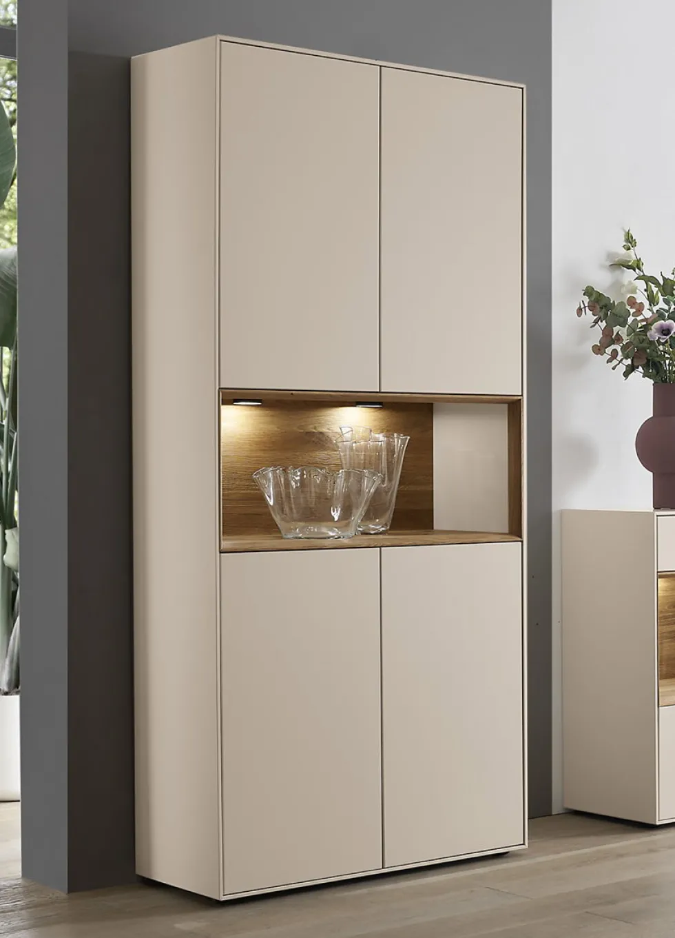 Vitrine 90x200cm 'Locarno' Wildeiche massiv & MDF creme inkl.Beleuchtung